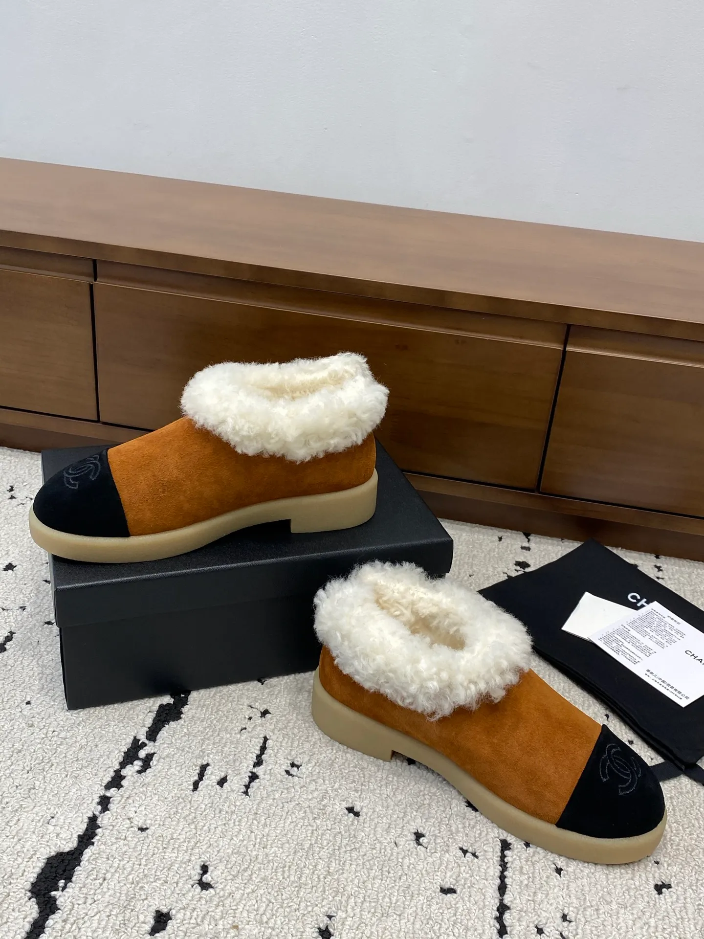 👟👟Ex-factory price 640👟👟 🍀Chanel 2025 autumn and winter style wool shoes Chanel new autumn and winter genuine wool slippers and boots Xiaoxiang 2025 autumn and winter one of the most beautiful snow boots Classic, beautiful and warm snow boots ❤️super warm! It's enough to have it this winter, it's really beautiful and fairy~ Materials and craftsmanship: The upper is made of custom sheepskin/wool/sheepskin, and the inner pads are all made of wool. It feels very soft and comfortable! The sole is the original TPU outsole Size: 35-39 (40.41 customized, non-refundable)